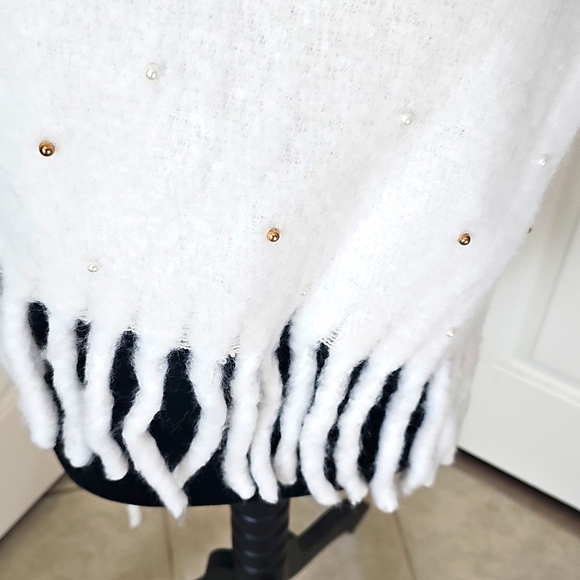 New Nordstrom Rack Faux Pearl Embellished Fring Soft Cream Scarf - Picture 2 of 12
